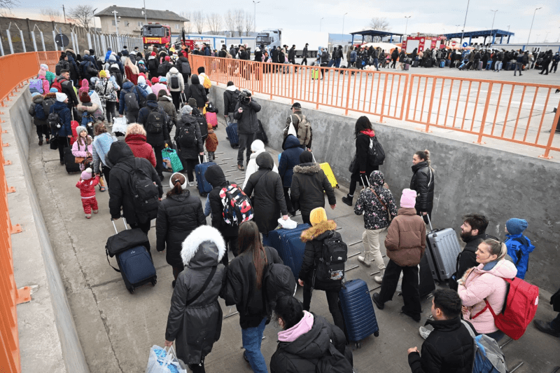 Ukrainians fleeing into Romania sm